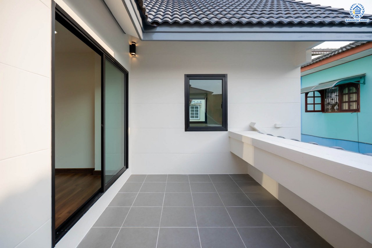 บ้านมือสองตกแต่งใหม่ โครงการ กฤษดานคร16-17 บรมราชชนนี-พุทธมณฑลสาย3 เนื้อที่ 60 ตร.ว. ฟังก์ชัน 3 ห้องนอน 3 ห้องน้ำ 1 ห้องอเนกประสงค์ จอดรถได้ 1 คัน บนทำเลศักยภาพ เชื่อมต่อเมืองอย่างรวดเร็ว ใกล้ทางคู่ขนานลอยฟ้าบรมราชชนนี ม.มหิดล และเซ็นทรัลศาลายา